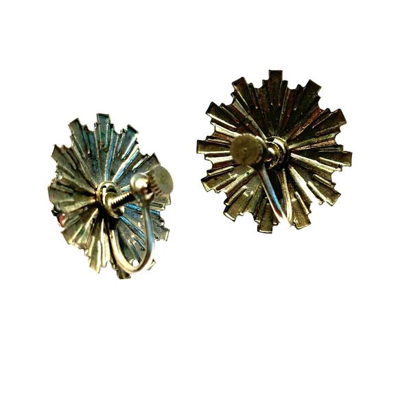 Vintage screw back earrings textured silvertone & deep green rhinestone centers - Picture 2 of 7